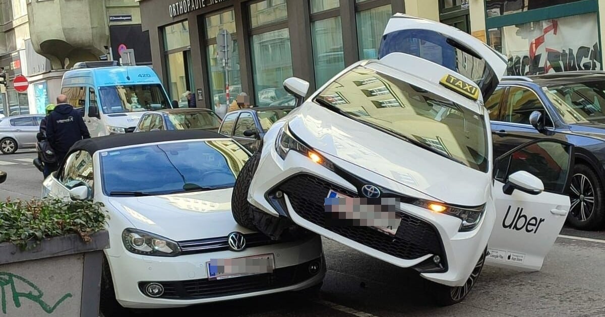 Ungew Hnlicher Unfall Taxi F Hrt Auf Anderes Auto Und Bleibt Stehen