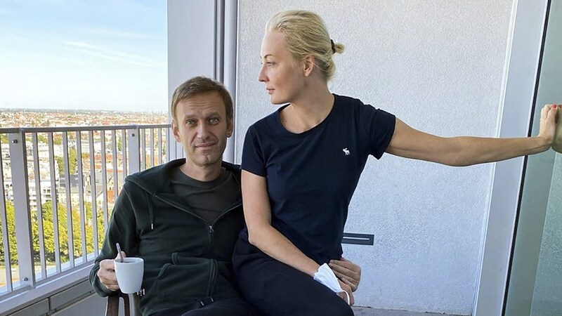 Yulia Navalny with her husband as he recovered after a poison attack in Berlin. (Bild: AFP)