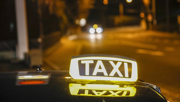 Wenn Zug oder Bahn nur einen Teil des Heimwegs abdecken oder gar keine Option sind, muss oft doch noch das Taxi herhalten. (Bild: Tschepp Markus)