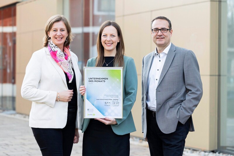 Wirtschaftslandesrätin Barbara Eibinger-Miedl, Silvia Geier (Instahelp) und Christoph Ludwig (SFG) bei der Urkundenübergabe (von links nach rechts). (Bild: SFG/Oliver Wolf)