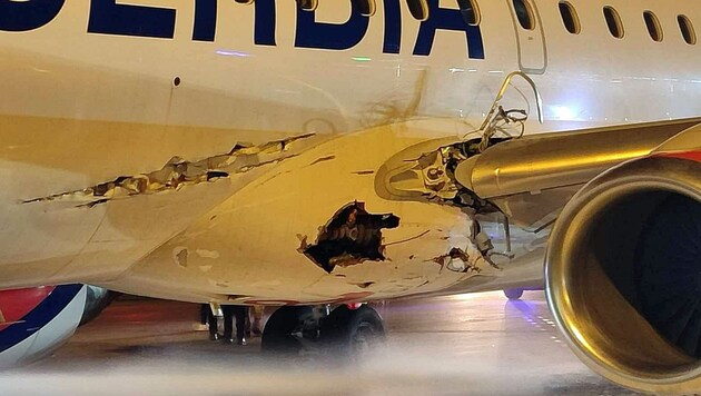 Miután az Embraer E-195-ös repülőgép villanyoszlopoknak és navigációs antennáknak ütközött, mintegy egy óra elteltével újra le kellett szállnia. A repülőgép kabinjának burkolata felhasadt. (Bild: twitter.com/JacdecNew)