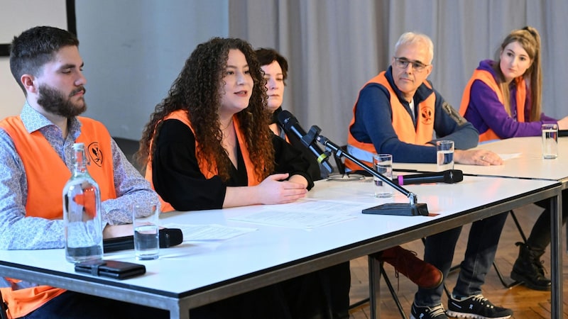 Roman Dechler, Anna Freund, Katrin Weber, Helmuth Wachtler und Marina Hagen-Canaval von der „Letzten Generation“ Österreich (Bild: APA/HELMUT FOHRINGER)