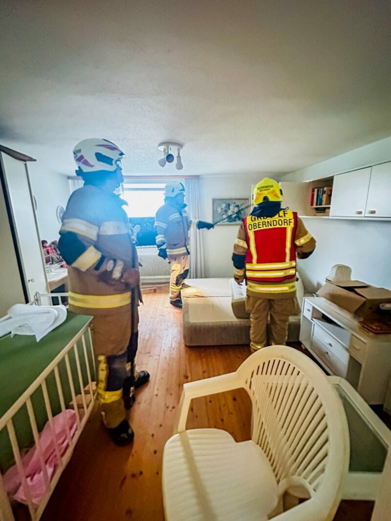 Die Floriani durchsuchten auch die restlichen Räume nach einem weiteren „Eindringling“. (Bild: FF Oberndorf)