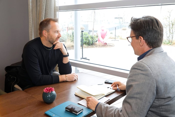Markus Illko bei seiner Rückkehr nach Wien mit „Krone“-Adabei Norman Schenz im Gespräch.