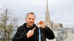 Grammy-Medaille: Markus Illko gewann den wichtigsten Musikpreis der Welt. Jetzt kehrte er kurzfristig zurück nach Österreich und traf sich mit der „Krone“ in Wien zum Gespräch. (Bild: Klemens Groh)
