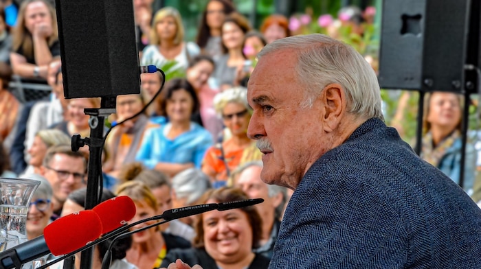 Im Jahr 2016 begeisterte Schauspieler und Drehbuchautor John Cleese das Sprachsalz Publikum