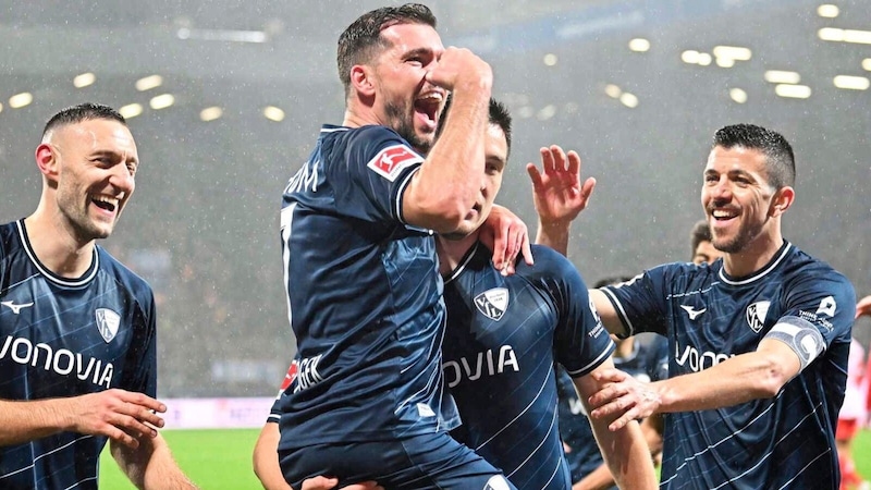 Kevin Stöger celebrates with his team-mates. (Bild: GEPA pictures)