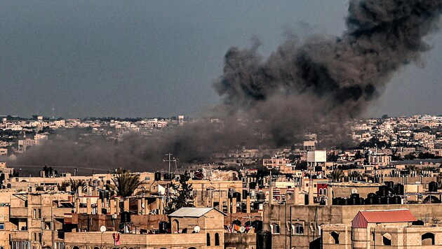 Rauchsäule über Rafah, wo Israels Armee nun auch einmarschieren möchte.