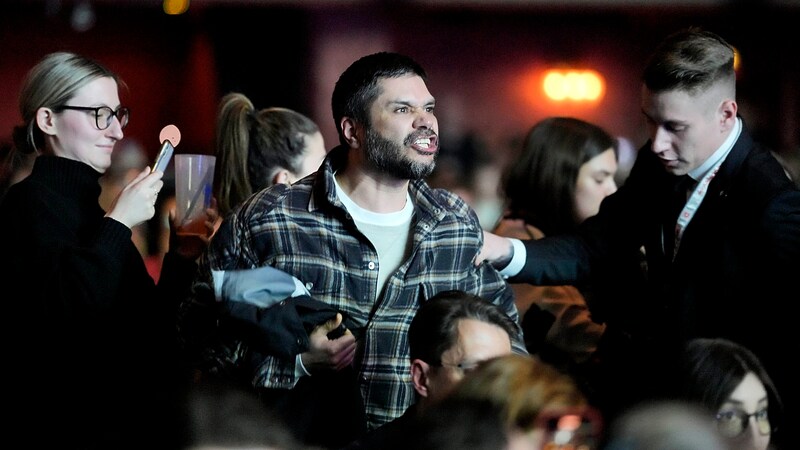 Die wütenden Demonstranten wurden aus dem Saal entfernt. (Bild: AP)