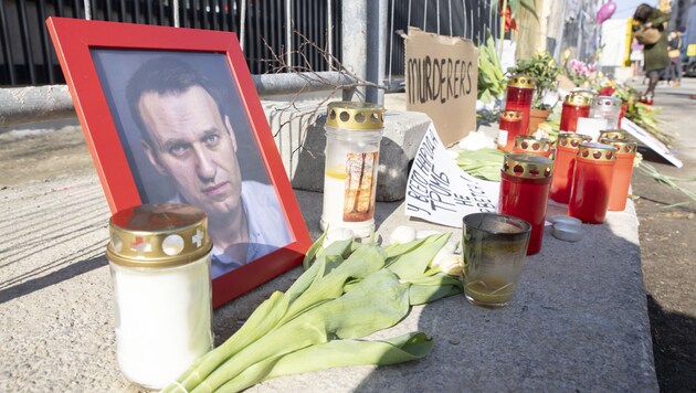 Navalnij emlékműve a bécsi orosz nagykövetség előtt (Bild: APA/TOBIAS STEINMAURER)