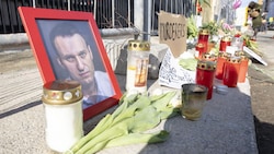 Eine Nawalny-Gedenkstätte vor der russischen Botschaft in Wien (Bild: APA/TOBIAS STEINMAURER)