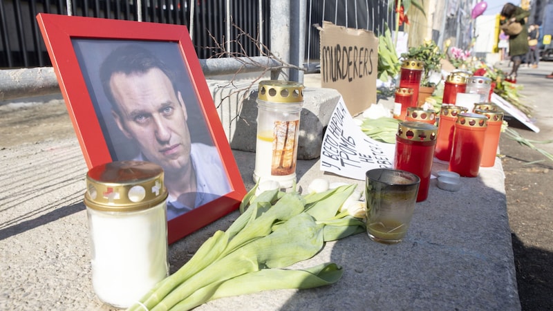 Gedenkstätte für Alexej Nawalny vor der russischen Botschaft (Bild: APA/TOBIAS STEINMAURER)