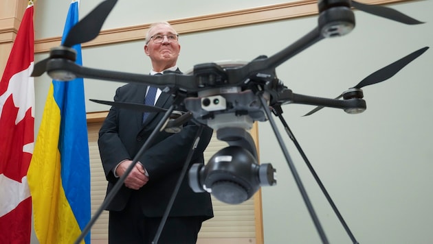 Kanadyjski minister obrony Bill Blair ogłosił w poniedziałek, że jego kraj wyśle Ukrainie ponad 800 dronów SkyRanger R70 (na zdjęciu). (Bild: AP)