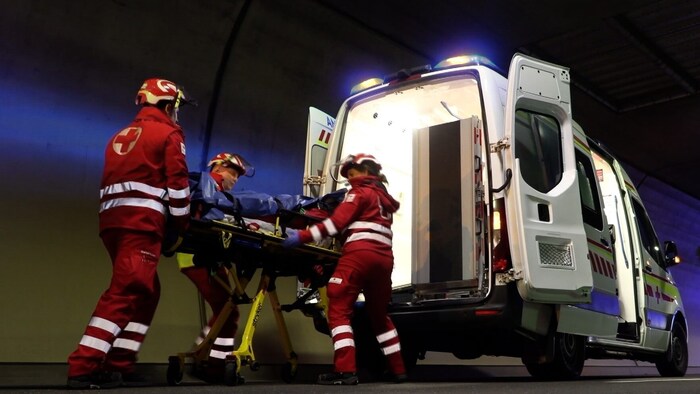 Der Lenker musste mit Verletzungen unbestimmten Grades ins Krankenhaus eingeliefert werden.