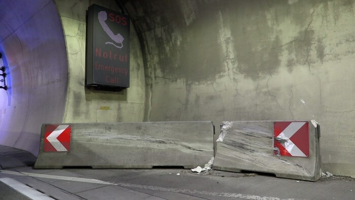 Der Fahrzeugabweiser tat seinen Zweck, wurde bei dem Crash aber ebenfalls zerstört.