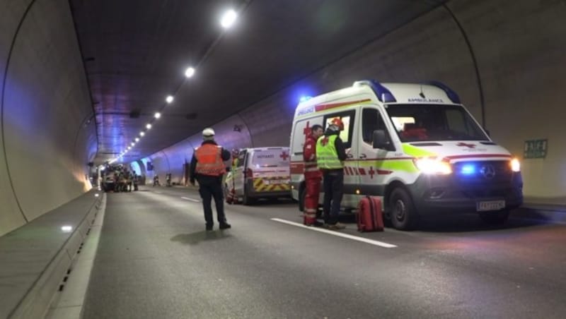 The Pfändertunell remained closed for more than an hour. (Bild: Maurice Shourot)