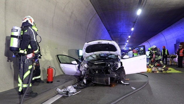 A balesetben a gépkocsi totálkárosra tört. (Bild: Maurice Shourot)