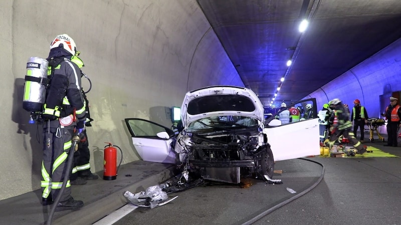 A balesetben az autó totálkárosra tört. (Bild: Maurice Shourot)