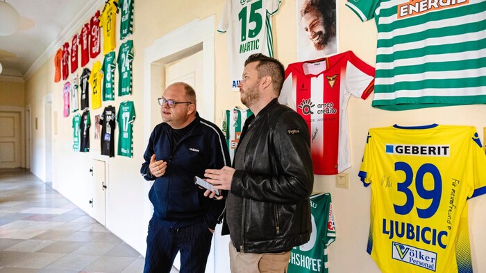 Christoph Pelczar zeigte der „Krone“ mit Stolz seine Trikot-Sammlung.