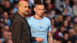 Pep Guardiola (li.) entschuldigt sich bei Kalvin Phillips. (Bild: APA/AFP/Adrian DENNIS)