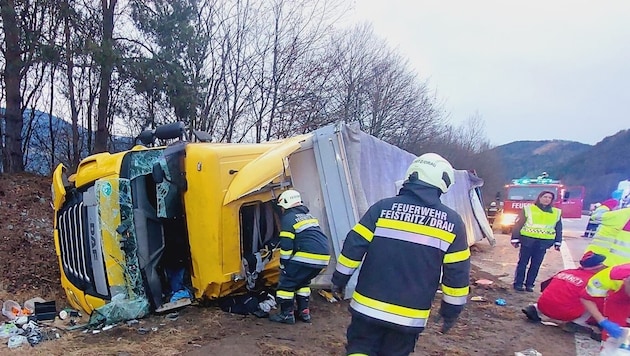 Poszkodowany kierowca musiał zostać wyciągnięty z kabiny. (Bild: FF Feistritz an der Drau)