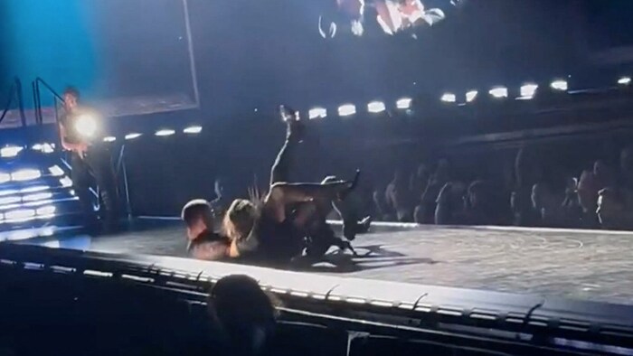 Madonna wurde bei einem Konzert in Seattle von ihrem Tänzer vom Sessel gerissen und legte eine Bruchlandung hin.