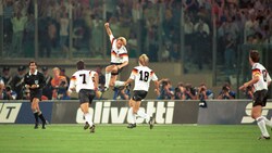 Andreas Brehme (Mitte) nach seinem entscheidenden Tor im WM-Finale 1990. (Bild: GEPA pictures/ Witters)