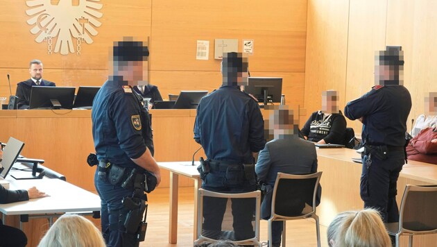 The defendant sat down in his seat with his head bowed. (Bild: Pail Sepp, Krone KREATIV)