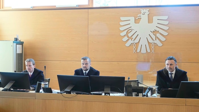 Der Richtersenat unter Vorsitz von Roman Weiß (Mitte)