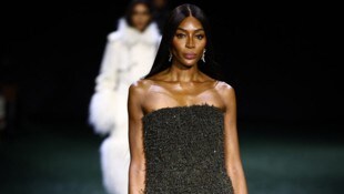 Naomi Campbell schritt für Burberry über den Laufsteg, die Promis kamen in Scharen. (Bild: AFP or licensors)