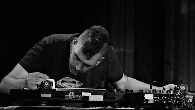 Der gebürtige Grazer Dieter Kovačič beherrscht als dieb 13 die Turntables  (Bild: PHOTOMUSIX/Cristina Marx)