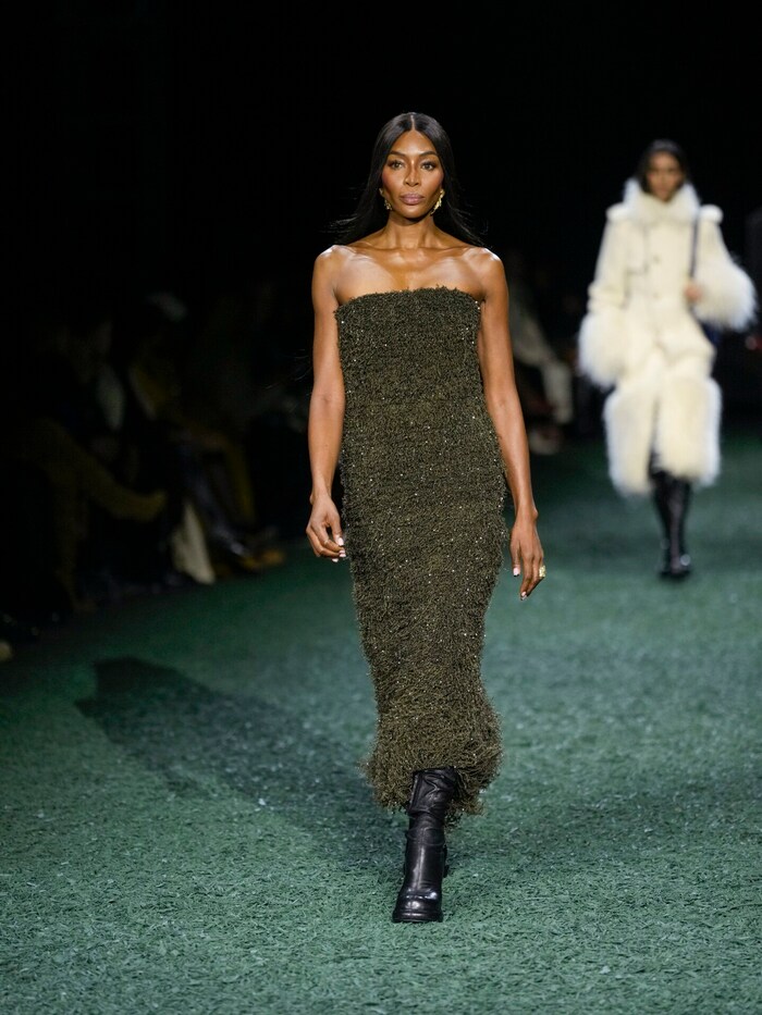Naomi Campell schritt für Burberry über den Laufsteg.