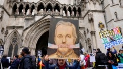 Unterstützerinnen und Unterstützer von Julian Assange vor dem Gericht in London (Bild: AP)