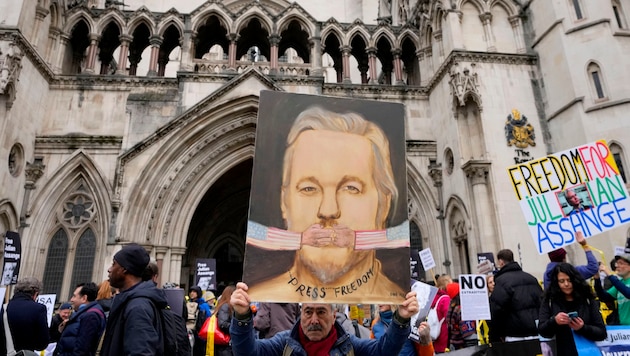 Julian Assange támogatói a bíróság előtt Londonban (Bild: AP)
