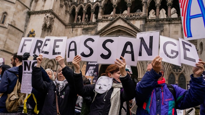 Demonstranci przed londyńskim sądem domagają się uwolnienia Assange'a.