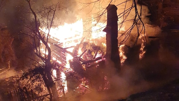 Üç katlı ahşap ev tamamen yandı. Sadece bacası ayakta kalmıştır. (Bild: FF Aflenz Kurort)