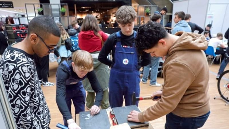 Bei dem Lehrlingsevent konnten Jugendlichen verschiedenen handwerkliche Berufe testen. (Bild: Jöchl)