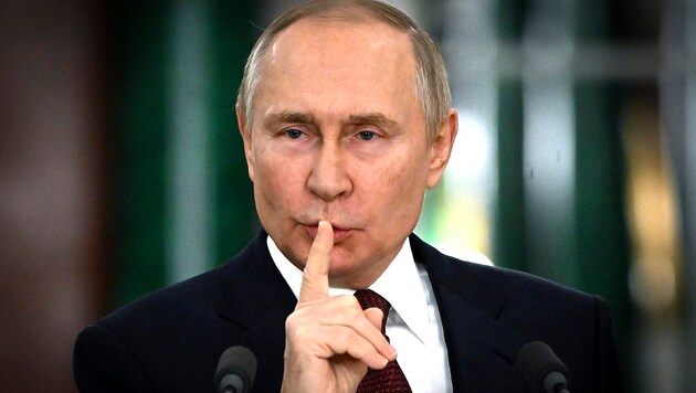 Noch vor seiner erwarteten Wiederwahl stellt Wladimir Putin seine Pläne für das kommende Jahr vor. (Bild: AP)