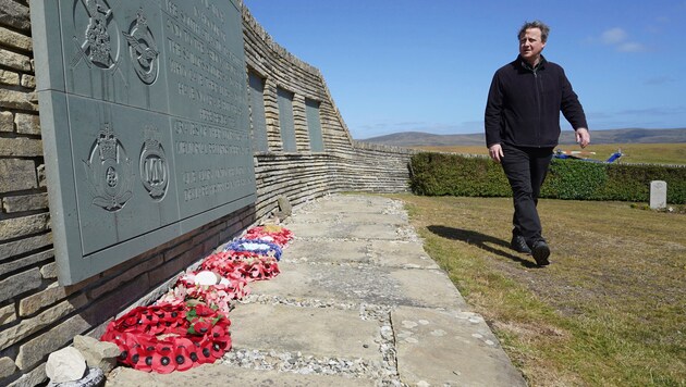 Látogatása során Cameron koszorút helyezett el egy brit katonai temetőben és a stanley-i emlékhelyen. (Bild: AP)