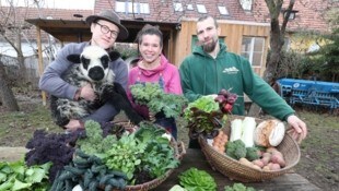 Florian Weishaar (li.), Uschi Zezelitsch und Franz Rigler (re.) mit Lämmchen, Eiern und ...