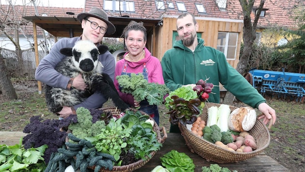 Florian Weishaar (li.), Uschi Zezelitsch und Franz Rigler (re.) mit Lämmchen, Eiern und Wintergemüse. Auch Bauernbrot gibt es am Neudlhof. (Bild: Judt Reinhard)