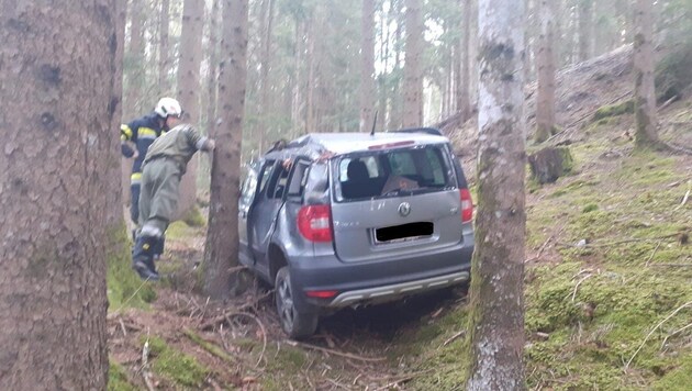 The two occupants were freed from the car. (Bild: FF St. Veit an der Glan)