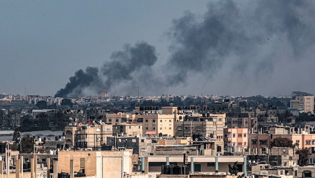 Füst száll fel a Gázai övezet déli része felett. (Bild: AFP)