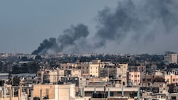 Rauch steigt über dem südlichen Gazastreifen auf. (Bild: AFP)