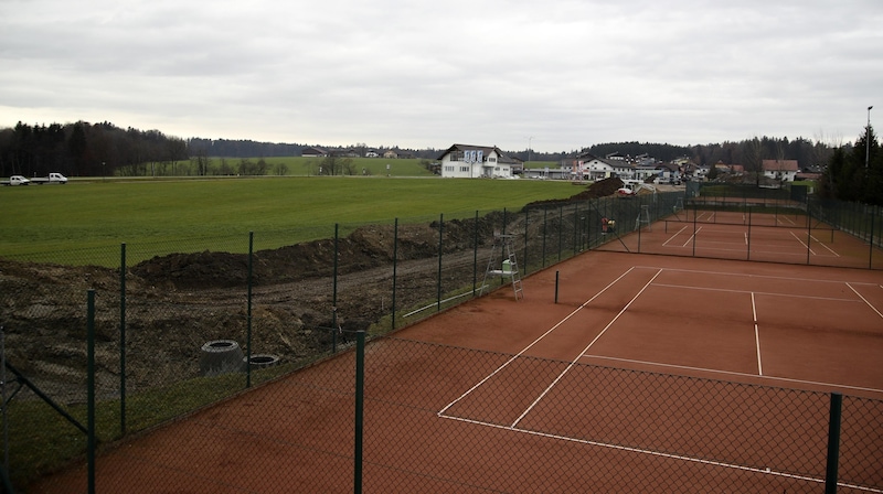 Direkt neben den Tennisplätzen der großen Sportanlage in der Bezirkshauptstadt Seekirchen soll das Hallenbad entstehen (Bild: Tröster Andreas)