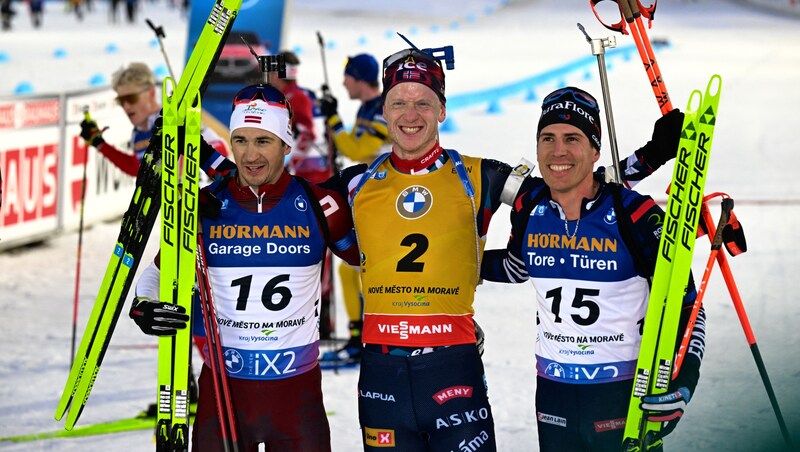Andrejs Rastorgujevs, Johannes Thingnes Bö und  Quentin Fillon Maillet (von li. nach re.) (Bild: APA/AFP/Michal Cizek)