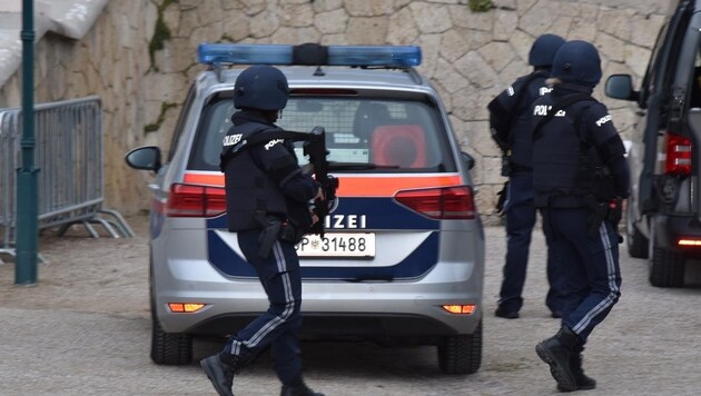 Ciężko uzbrojeni funkcjonariusze policji patrolują ogrody spa (Bild: Monatsrevue/Lenger Thomas)