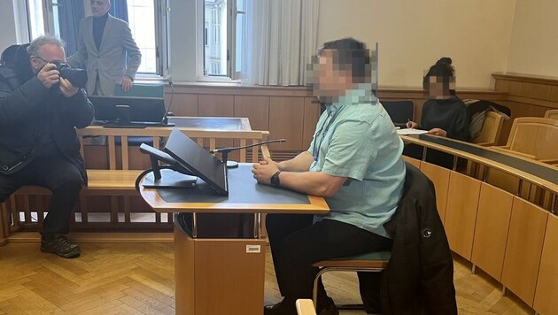 Im Wiener Landesgericht leugnet der Angeklagte die Vergewaltigungsvorwürfe seiner Nichten. (Bild: Pratschner Sophie, Krone KREATIV)