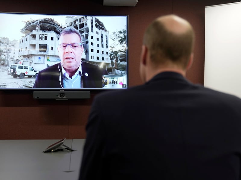 Prinz William im Rotkreuz-Hauptquartier bei einem Videocall mit Pascal Hundt in den Gazastreifen. (Bild: APA/AP Photo/Kin Cheung, Pool)