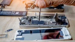 iPhones wird man bald mit Ersatzteilen anderer Hersteller reparieren können, darunter etwa Displays oder Batterien. (Bild: WICHAN SHOP - stock.adobe.com)
